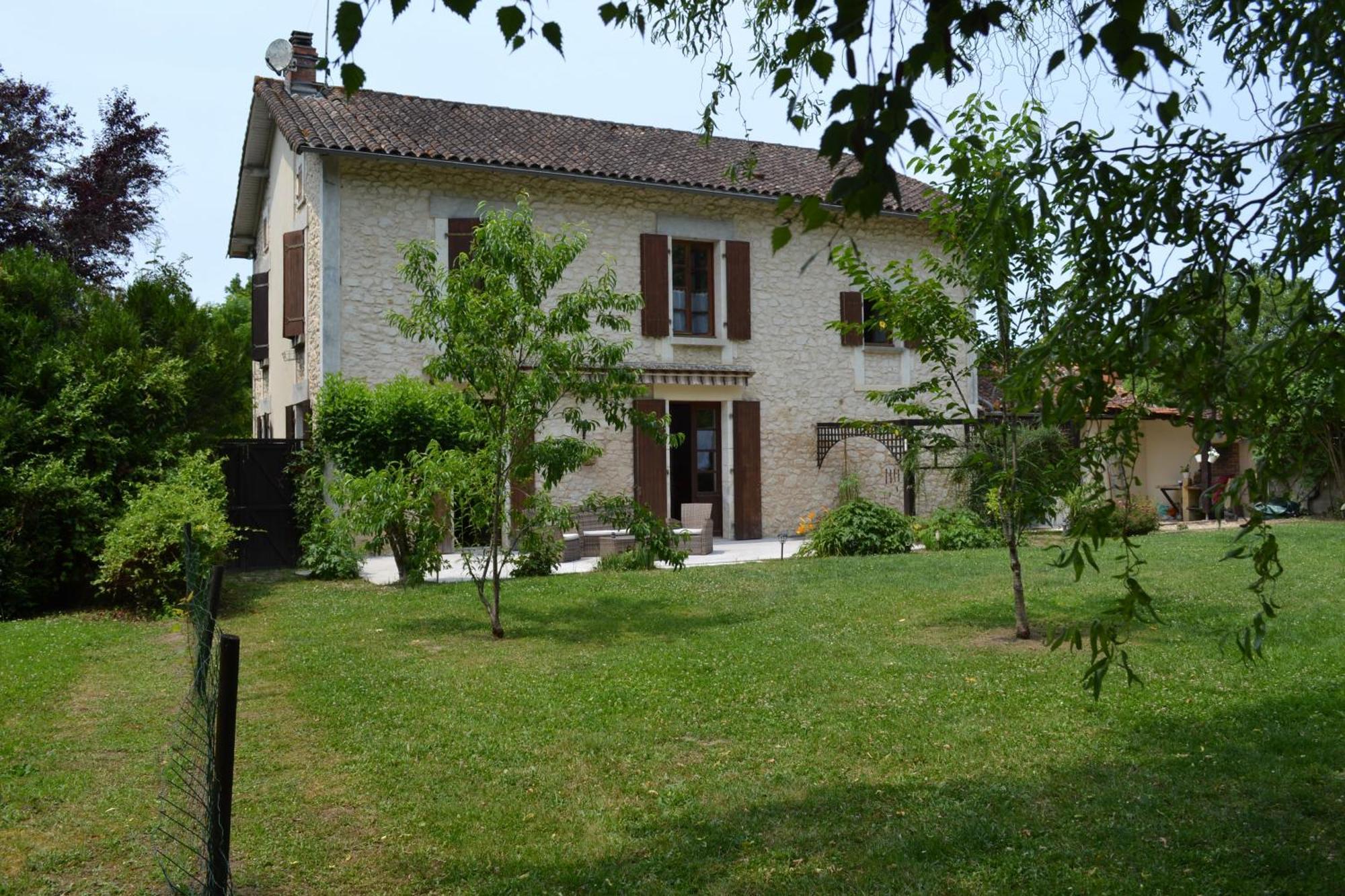 Les Bruyeres B&B 2 Montbron Exterior photo