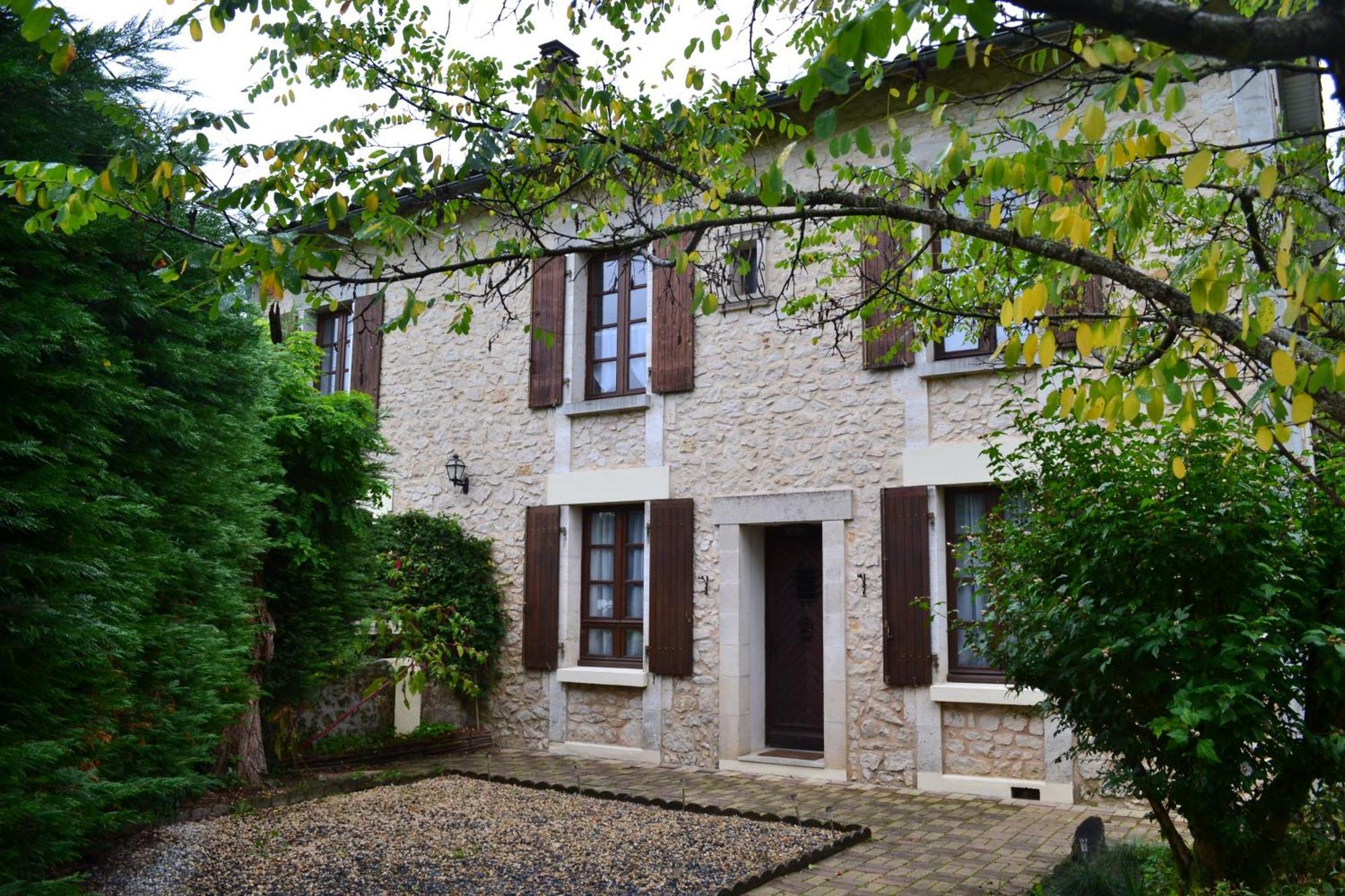 Les Bruyeres B&B 2 Montbron Exterior photo